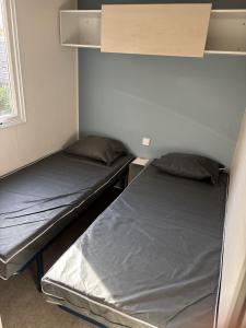 Postel nebo postele na pokoji v ubytování Mobil-home Torreilles-plage - Camping 5 Etoiles Le Marisol