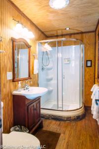 Ένα μπάνιο στο Charming Log Cabin Rental for a Group Getaway in Shenandoah, Virginia