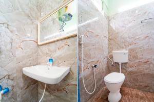 Un baño con lavabo e inodoro en Collection O MKU Madurai Formerly Mpl Elite, en Samayanallūr