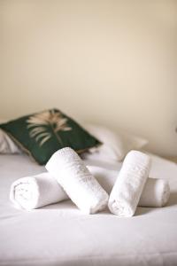 drei Rollen Toilettenpapier auf einem Bett in der Unterkunft Maison du Château, spacieuse et charmante près du PuyDuFou in Mortagne-sur-Sèvre