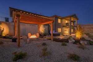 une cour arrière avec une pergola devant une maison dans l'établissement Cliffside Modern Villa - Hot Tub Stunning Views, à La Verkin