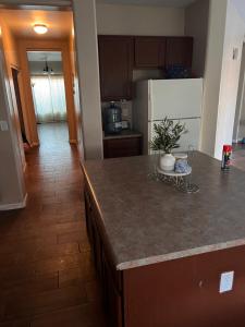 Η κουζίνα ή μικρή κουζίνα στο West Valley Tiny Room Bennet +2 φωτογραφίες