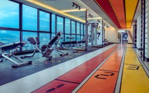 - une salle de sport avec vue sur la ville dans l'établissement Arte Plus Jalan Ampang with KLCC View, à Kuala Lumpur
