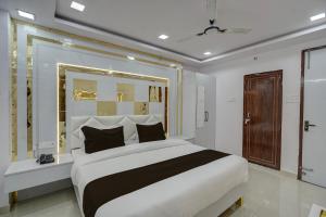 um quarto com uma cama grande e uma janela em Hotel O OM SAI HOTEL em Kākori