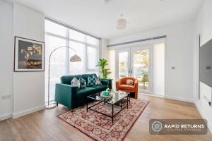 Posezení v ubytování Spacious Apartment, Balcony, WiFi, Netflix, Free Parking by Rapid Returns