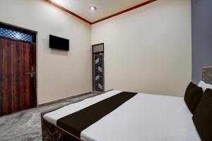 Μια τηλεόραση ή/και κέντρο ψυχαγωγίας στο Hotel O Highway Luxury Hotel