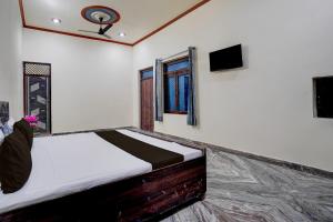 Μια τηλεόραση ή/και κέντρο ψυχαγωγίας στο Hotel O Highway Luxury Hotel