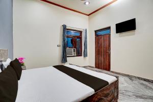 Μια τηλεόραση ή/και κέντρο ψυχαγωγίας στο Hotel O Highway Luxury Hotel