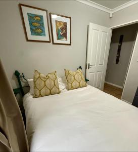 Postel nebo postele na pokoji v ubytování Pet Friendly- Villa Santorini Langebaan + 3 fotografie