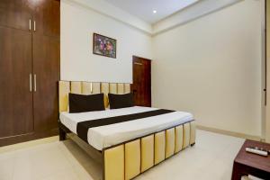 a bedroom with a large bed in a room at Hotel O Sri in Banāras Cantonment