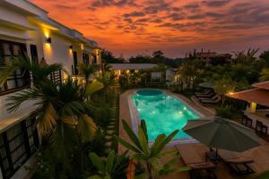 シェムリアップにあるPrana Hotelのスイミングプール付きの家の景色を望めます。