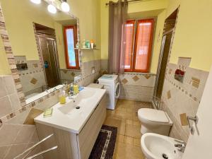 een badkamer met een wastafel, een toilet en een wastafel bij Appartamenti Marisol in Marina di Campo +33 foto's