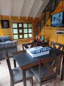 TV a/nebo společenská místnost v ubytování Cabaña el bosque de la bruja