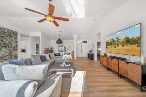 uma sala de estar com uma grande TV de tela plana em Casa Milan Oasis Private Pool Spa & Mountain View em Bermuda Dunes