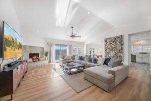 uma sala de estar com um sofá e uma TV em Casa Milan Oasis Private Pool Spa & Mountain View em Bermuda Dunes