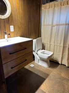 ein Badezimmer mit Toilette und Waschbecken in der Unterkunft Santosha in La Paloma