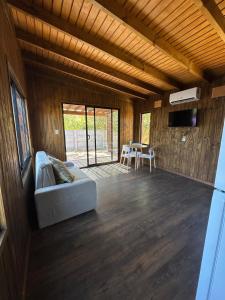 ein Wohnzimmer mit Sofa und Tisch in der Unterkunft Santosha in La Paloma