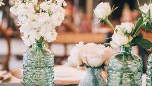 tres jarrones de cristal llenos de flores blancas en una mesa en Wellness Resort Rayong Managed by the SCN resort and spa limited, en Ban Huai Pla Kang 54 fotos más