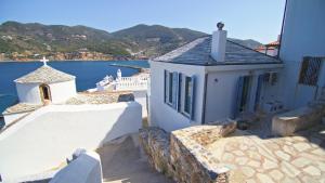 una casa bianca con vista sull'acqua di Casa Bianca a Skopelos Town