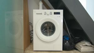 una lavatrice e un'asciugatrice in una piccola stanza di Casa Bianca a Skopelos Town