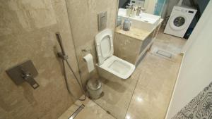 un bagno con un water e un lavandino di Casa Bianca a Skopelos Town Altre 12 foto