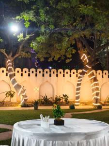 Κήπος έξω από το Hotel Dev Sagar & Restaurant