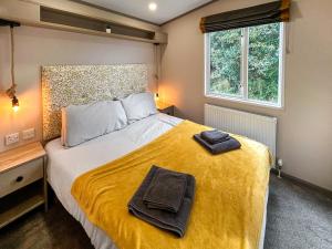 Un dormitorio con una cama grande con toallas. en Skokholm, en Walton West