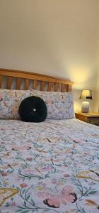 a bedroom with a large bed with a blackigunigunigunigunigun at Alastrean Flat in Aberdeen