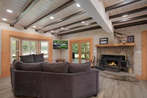 Posezení v ubytování Lazy Lake Loft - Lake Nottely Cabin in Blairsville GA