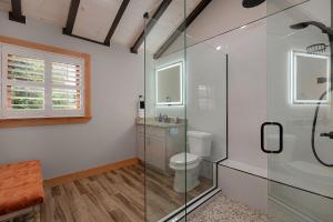 Koupelna v ubytování Lazy Lake Loft - Lake Nottely Cabin in Blairsville GA + 37 fotografií