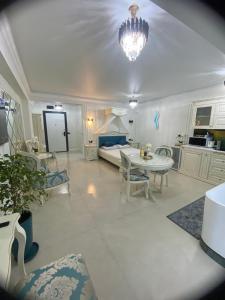 Kuchyň nebo kuchyňský kout v ubytování Luxury by White TitanicBreeze