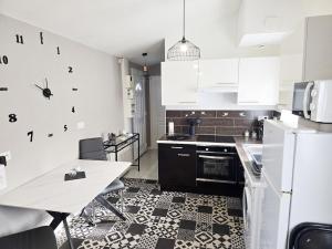 Η κουζίνα ή μικρή κουζίνα στο La maisonnette de Pizancon +4 φωτογραφίες