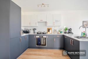 Kuchyň nebo kuchyňský kout v ubytování Spacious Apartment, Balcony, WiFi, Netflix, Free Parking by Rapid Returns