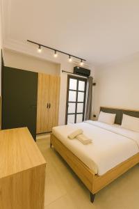 a bedroom with a large bed in a room at Sublime Appartement Marrakech in Marrakech