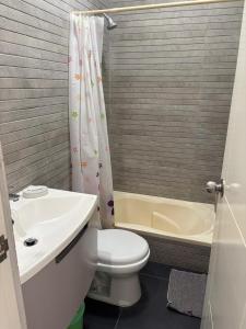 Et badeværelse på Beach house - Alto Bujama Condominium