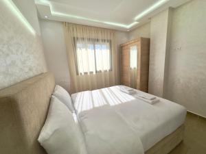 Postel nebo postele na pokoji v ubytování Dar Najat - 5 min Grand Stade - 10 min Aéroport