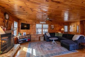 Una sala de estar con un sofá y una chimenea. en Buck Ridge, en West Jefferson