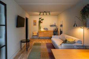 una sala de estar con un sofá y una mesa en Pievos, en Birštonas