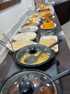 una linea a buffet con molti tipi diversi di cibo di Manancial Hotel a Paracatu Altre 17 foto
