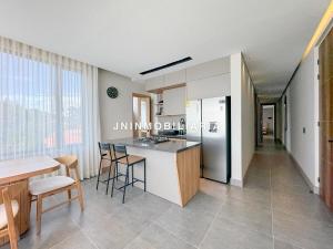 Кухня или мини-кухня в Apartamento de lujo a 3 minutos del Aeropuerto JMC 302
