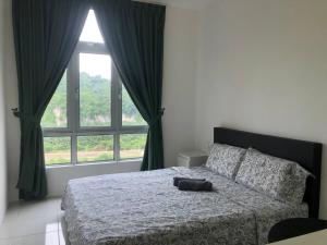 ein Schlafzimmer mit einem Bett und einem großen Fenster in der Unterkunft Ipoh Anderson Suites by Migliore in Ipoh