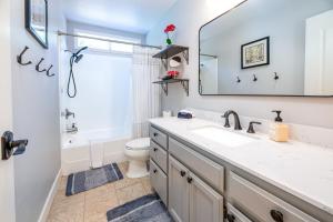 ein Badezimmer mit Waschbecken, Toilette und Spiegel in der Unterkunft Sopra Bella- 4 bedroom home in Corvallis + 30 Fotos