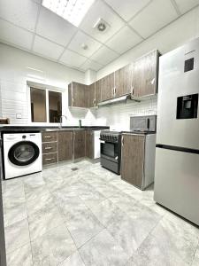 Η κουζίνα ή μικρή κουζίνα στο 1-Bedroom Apartment with Balcony, Ajman