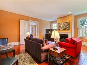 un soggiorno con un divano e due poltrone di Bird Baldwin Forsyth Suite a Savannah