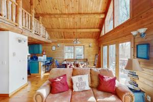 Χώρος καθιστικού στο 1819 Stockslager Rd