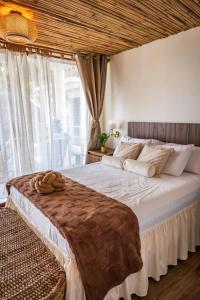 ein Schlafzimmer mit einem großen Bett mit einem großen Fenster in der Unterkunft hotel nativo san blas in Playa San Blas + 15 Fotos