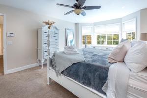 ein Schlafzimmer mit einem Bett und einem Deckenventilator in der Unterkunft Sopra Bella- 4 bedroom home in Corvallis