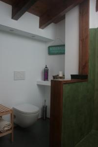 エステポナにあるLa Casitaのバスルーム(トイレ付)が備わります。