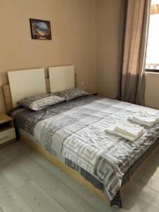 Ένα ή περισσότερα κρεβάτια σε δωμάτιο στο Семеен хотел Струма