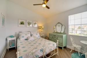 Postel nebo postele na pokoji v ubytování Walk to Canova Beach Park Couples Coastal Condo